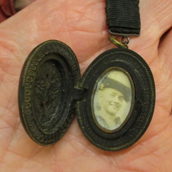 ANTIQUE Gutta Percha Locket Necklace with Photo ~ VICTORIAN Sailor Photo Locket - Picture 10 of 15